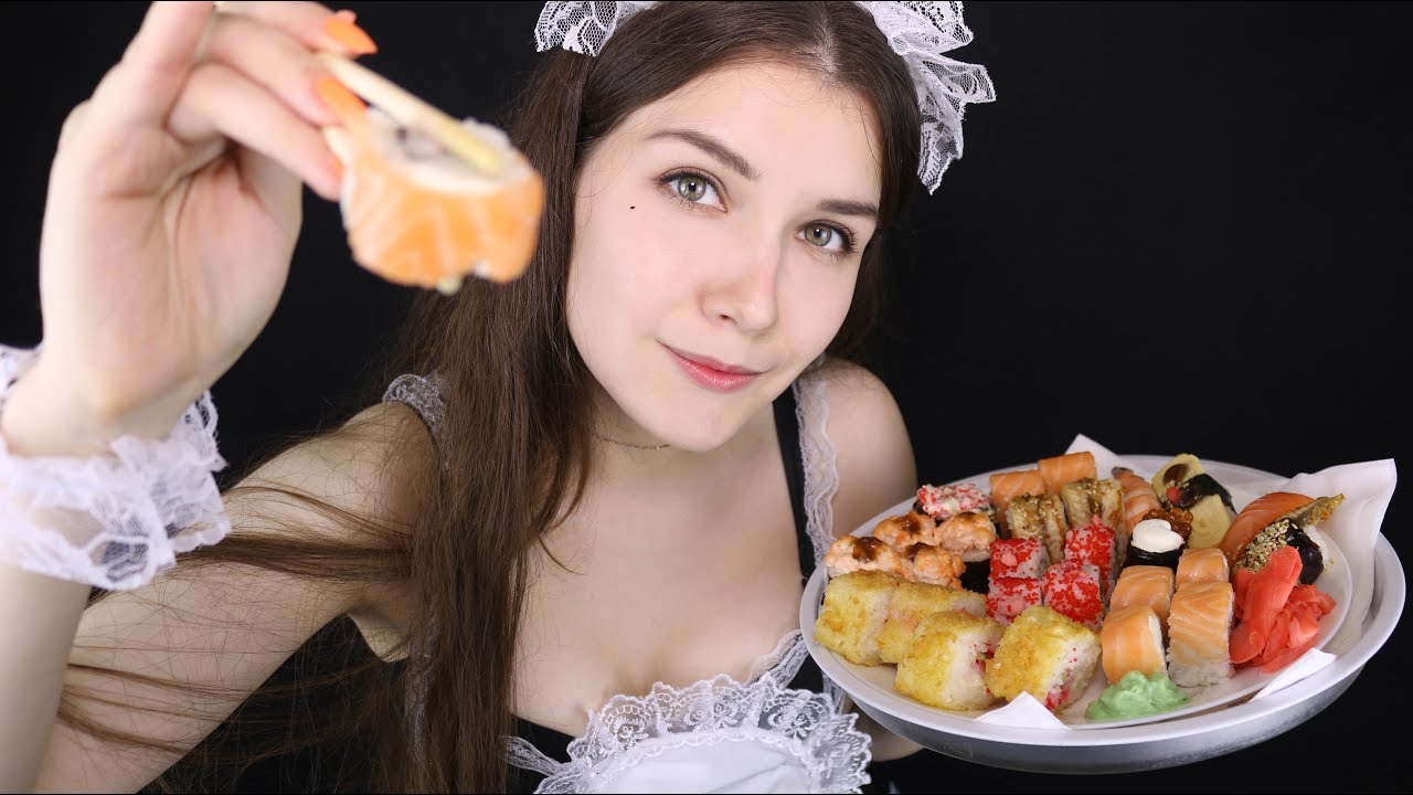 АСМР 🎎 КАФЕ С ГОРНИЧНОЙ | Итинг, поедание роллов 🍣 | ASMR maid cafe | ASMR eating rolls