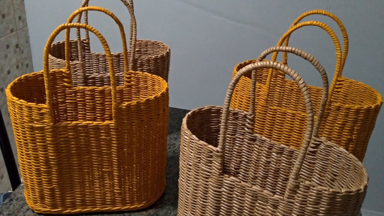 Bolsa feita com canudos de jornal
