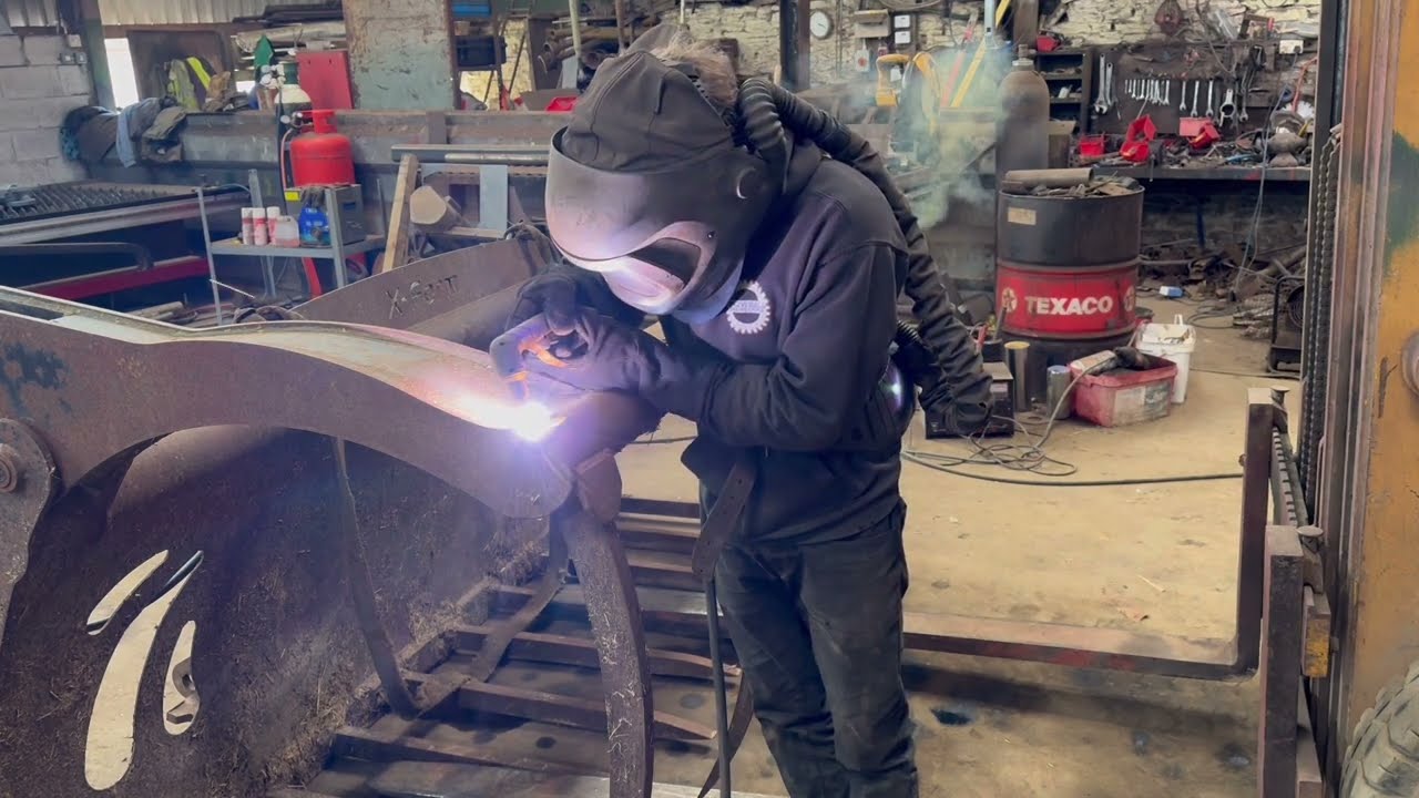Fixing a broken top grab. Made out of too thin steel!