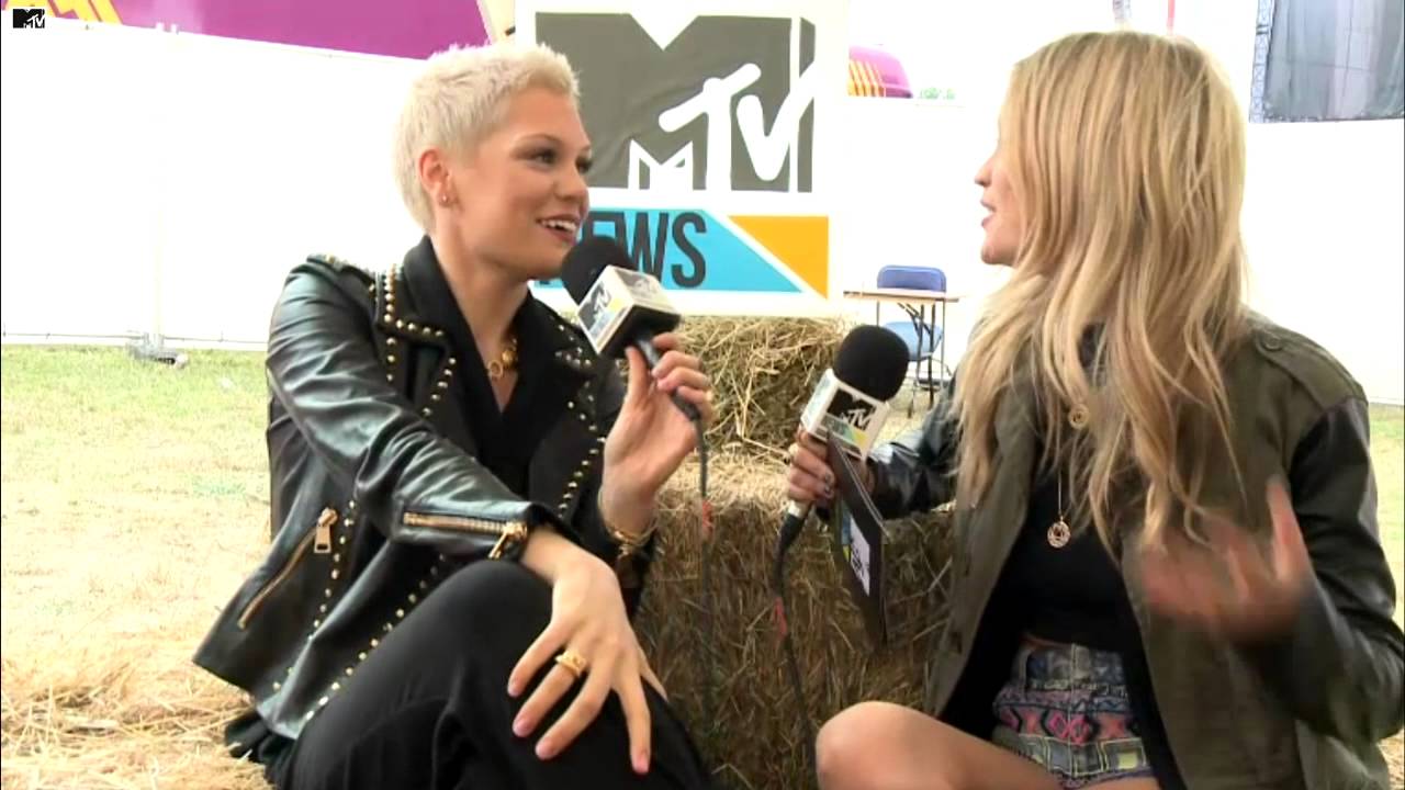 Jessie J - Interview with Laura Whitmore (V Festival 2013)