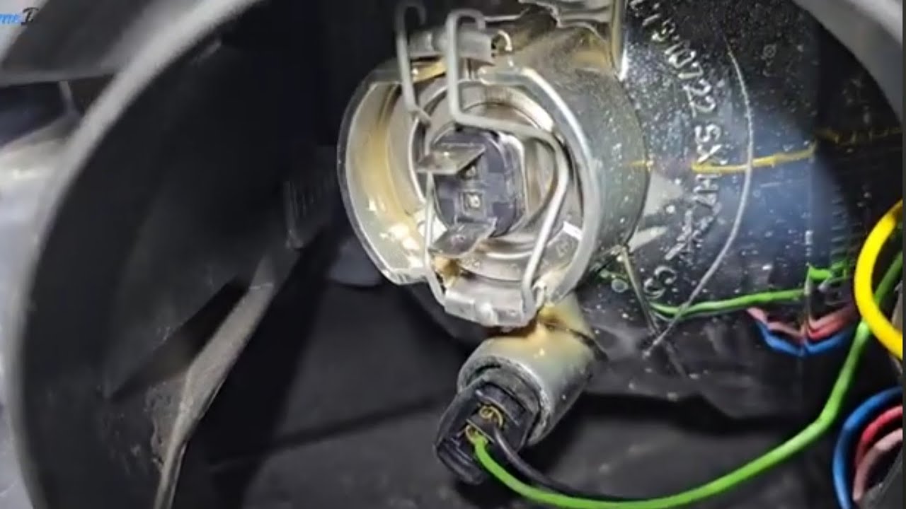 How to remove and replace headlight bulb on Iveco Daily  2016💡🚗👨‍🔧