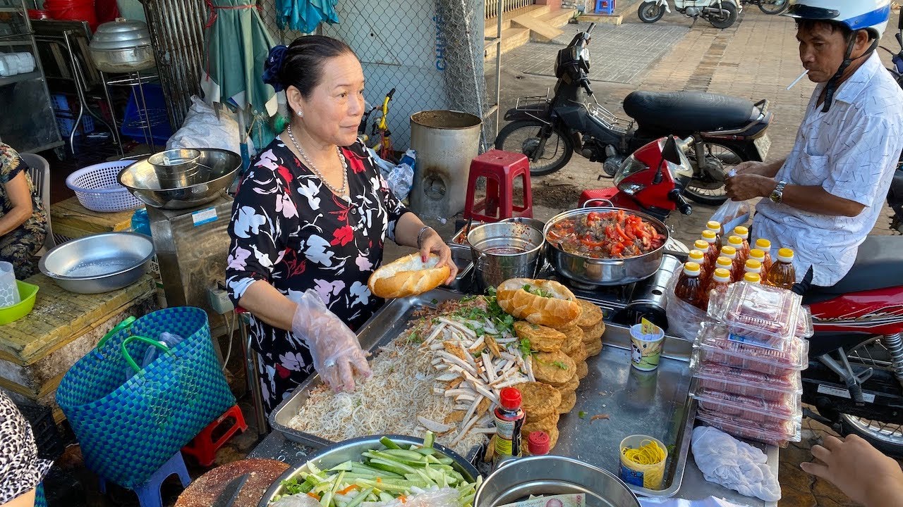Quầy bánh mì siêu ngon nhờ loại nước sốt thần thánh bán 40 năm ở Mỹ Tho