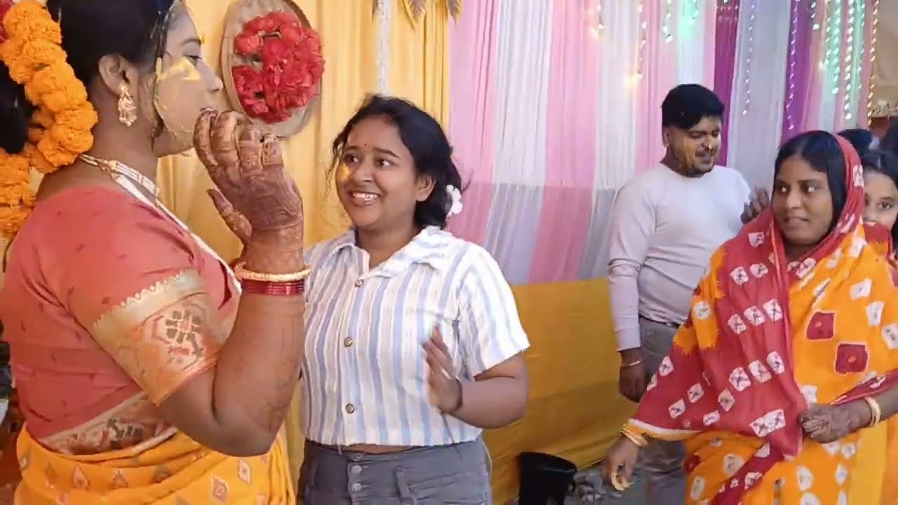 হলুদ  মেখে  vut হয়ে  gelam  .....