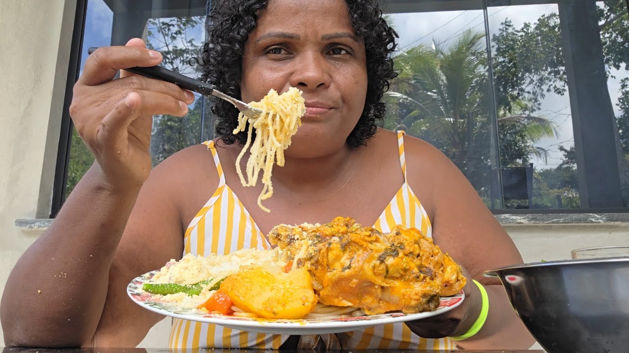 PENSE NA COMIDA BOA AQUI NO MEU PUXADINHO DA ROÇA 😋😋 galinha farofa de alho macarrao arroz salada 