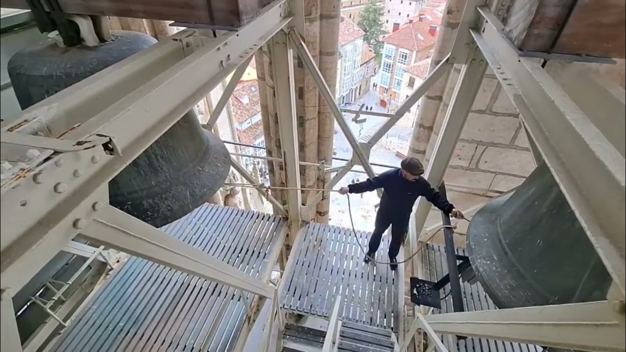 Toque manual de difuntos en la catedral de Burgos, distinción Papa.