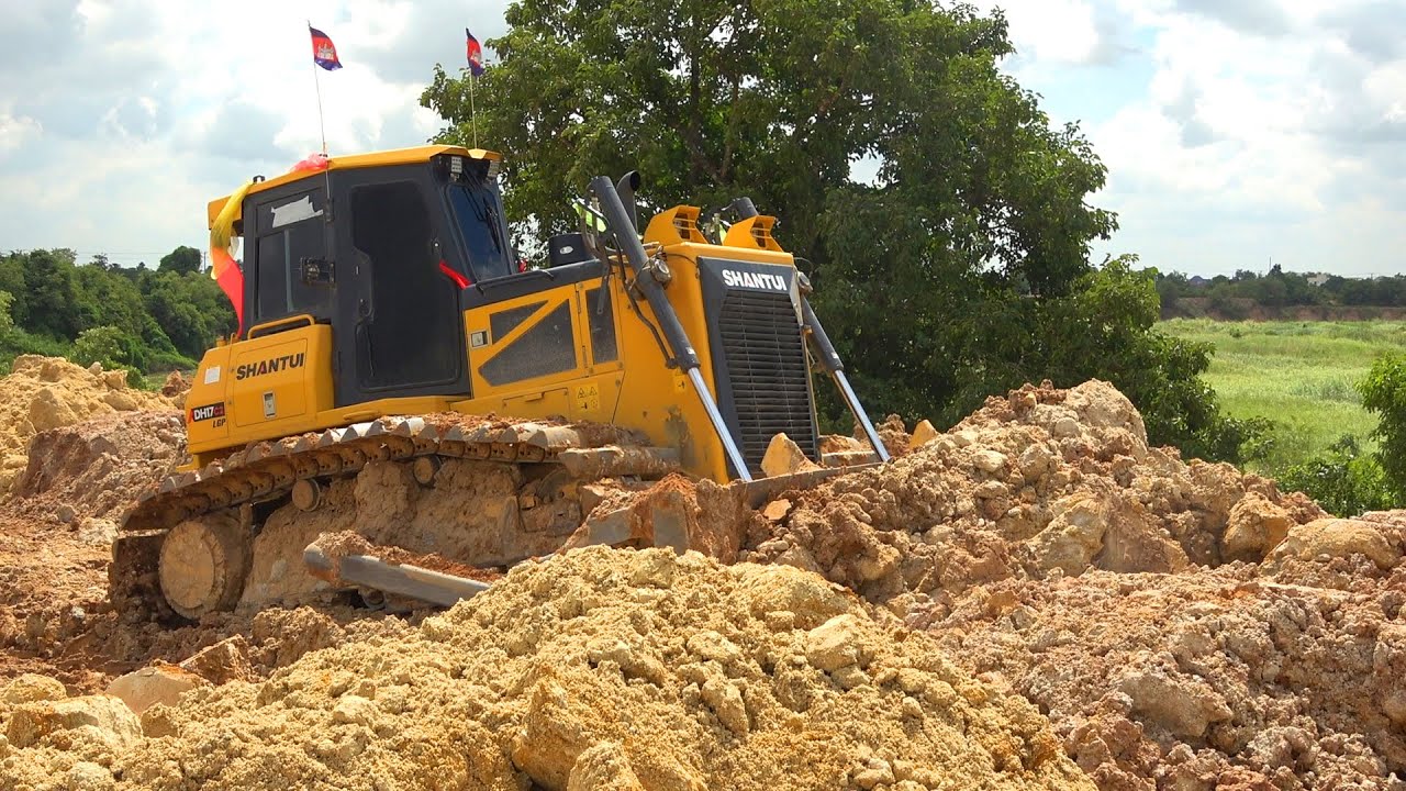 Great Action Shantui DH17C2 Bulldozer Heavy Working to Push Dirt