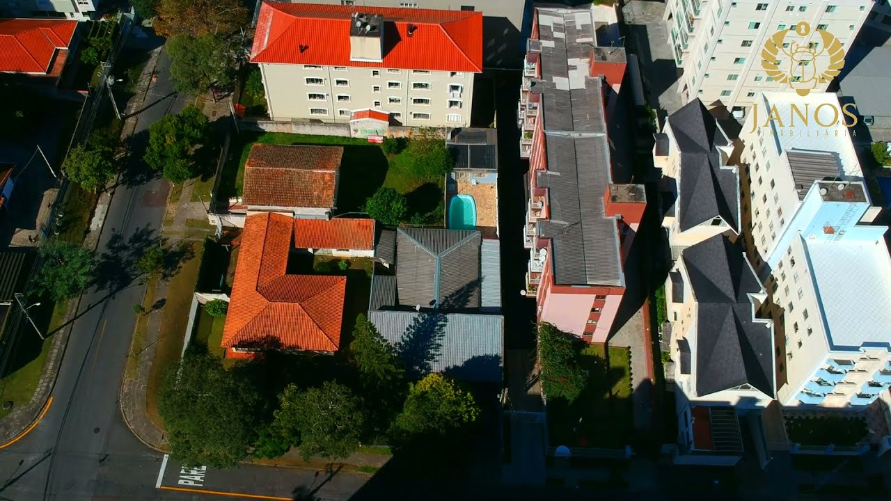 Casa térrea no Água Verde, localização impecável.