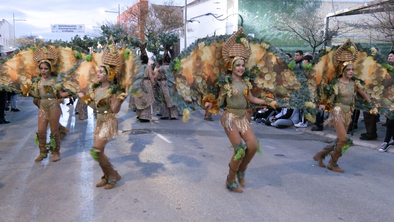 25 agrupaciones y más de 2000 personas participan en el 44 desfile regional de Valdepeñas