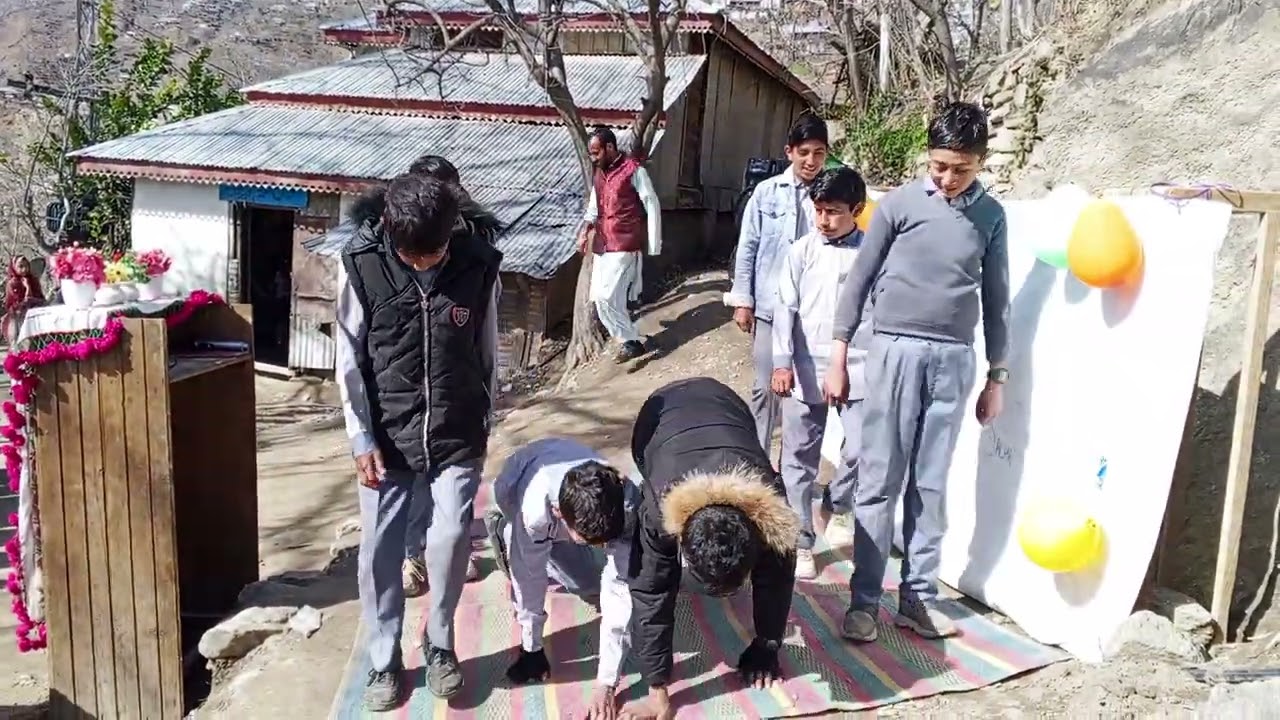 ماشاءاللہ نور محمد ماڈل سکول سرلی سچہ  کے بچے آلودئی پارٹی میں حصہ لیتے ہوئے