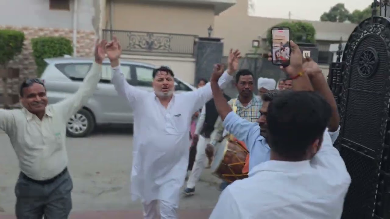 बाबा राजकुमार साहिब जी के आगे करनाल की संगत ढोल के साथ नाचती हुए 🙏