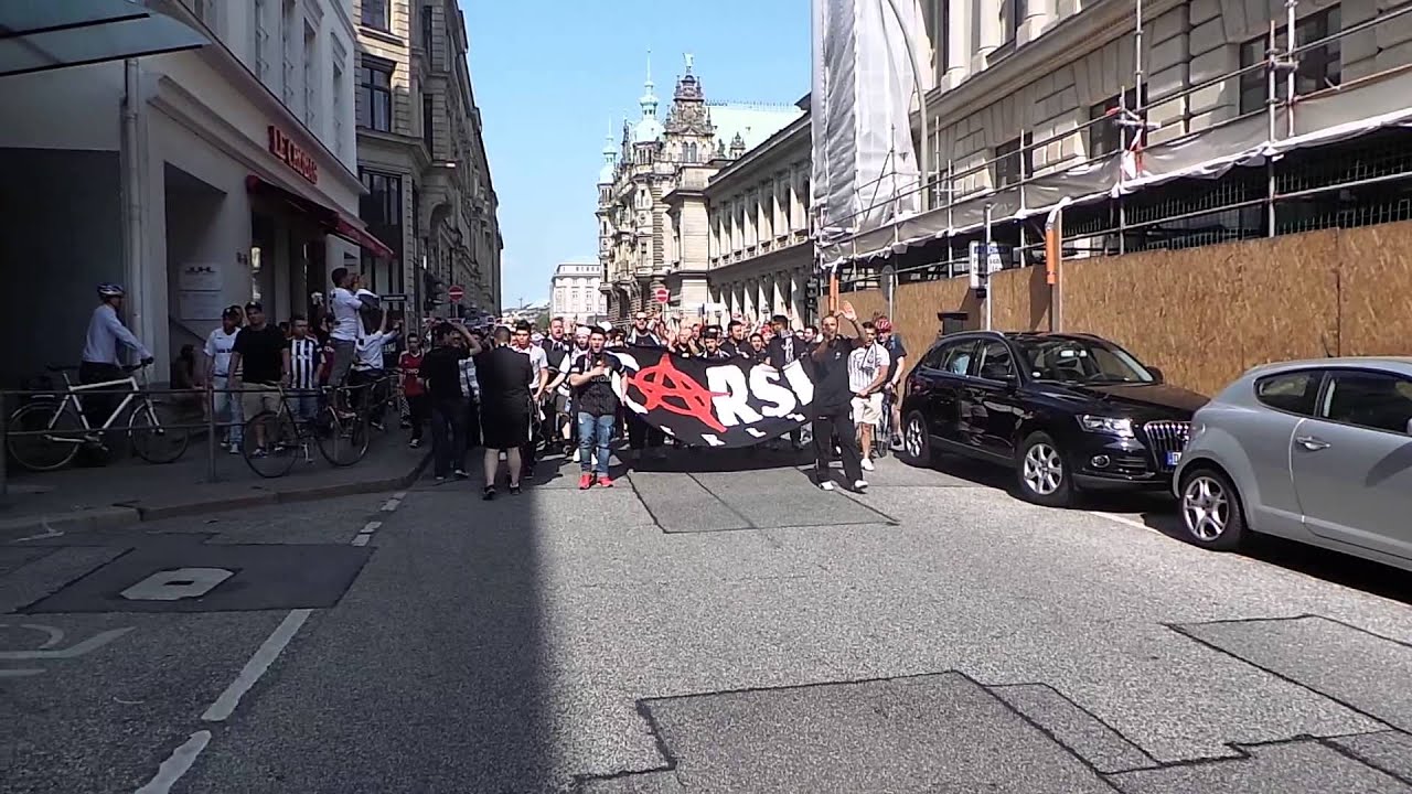 cArsi Berlin St. Pauli stadina ilerliyor