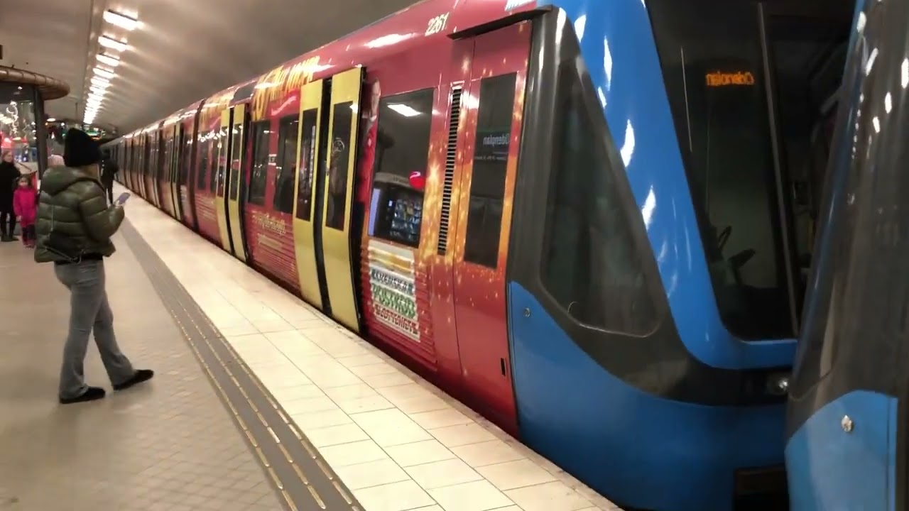 C20 Tunnelbana tas ur trafik vid 🟢 Odenplan.