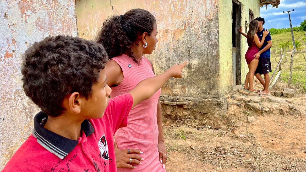 MULHER PEGA SUA FILHA COM UM MACHO DENTRO DE CASA / NO QUARTO