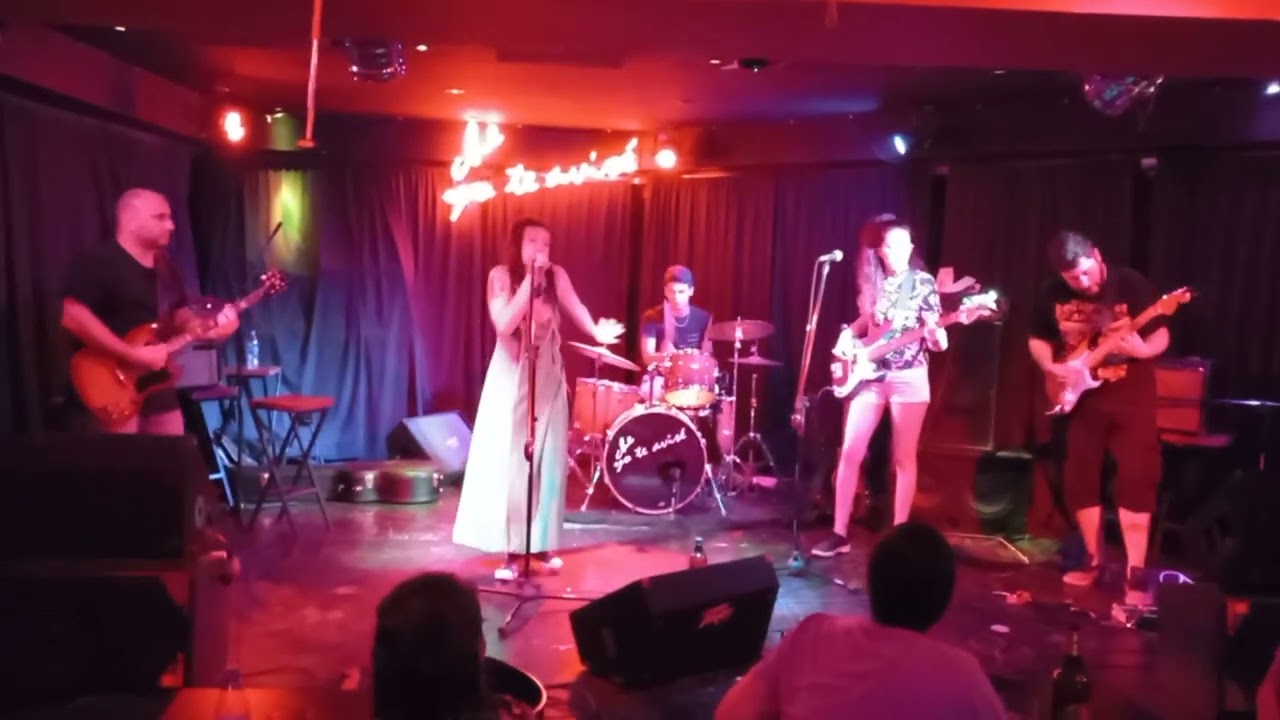 FALSA ESCUADRA - Demoliendo hoteles - Consuelo (Vivo)