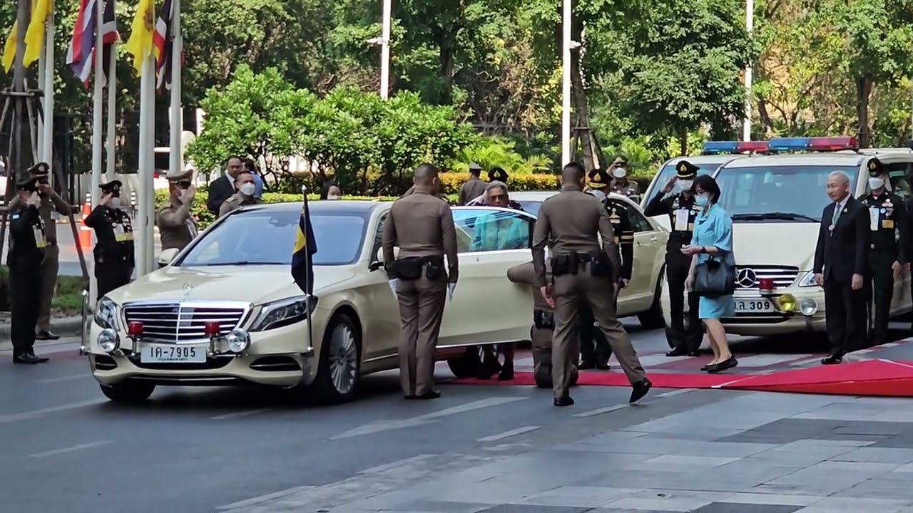 Watching the sister of the King of Thailand leave the Bangkok Centara Convention Centre on 31012025