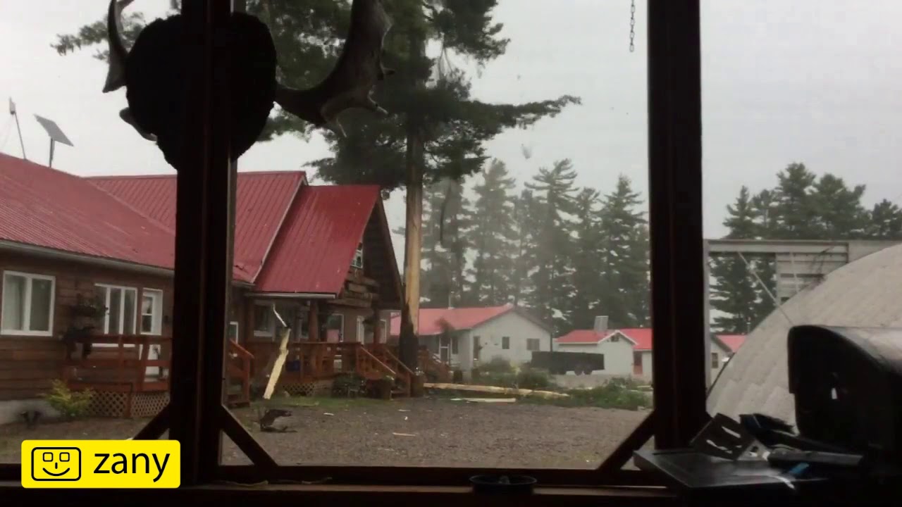 Incredibile - potente fulmine distrugge un albero e appartamento. Thunderbolt