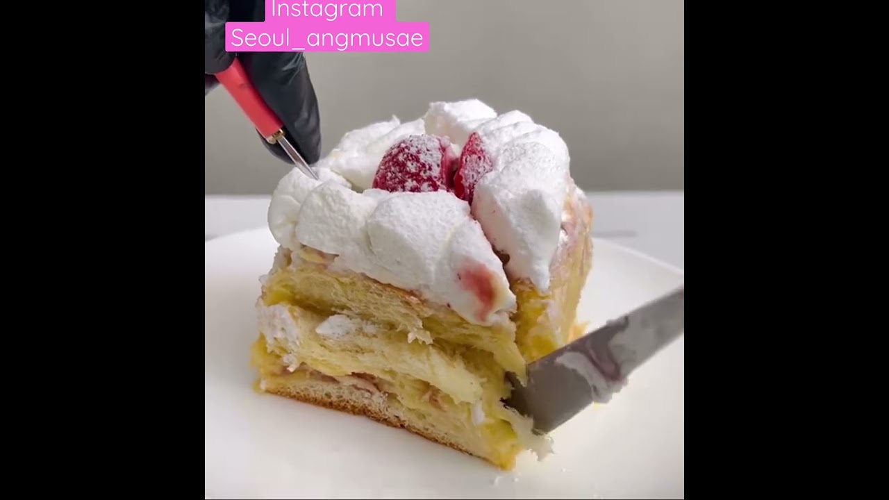 Custard & strawberry jam cinnamon roll topped with fresh cream. Instagram Seoul_angmusae