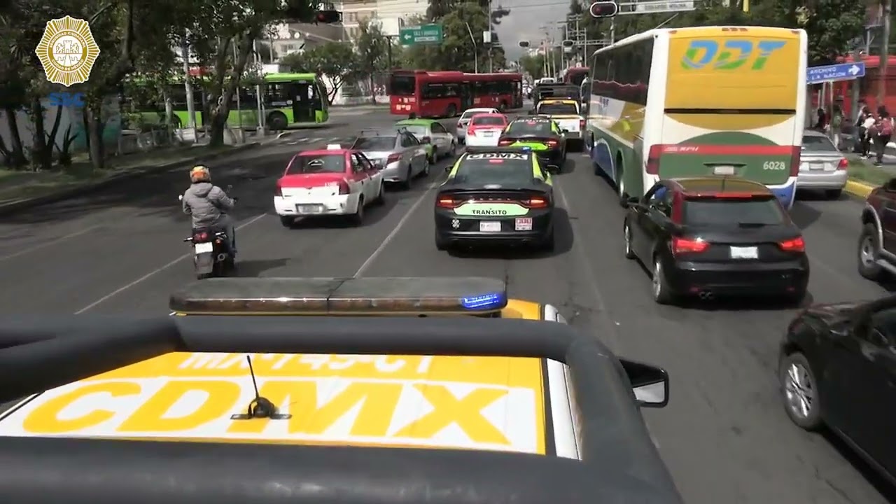 Personal de #Tr&aacute;nsito retir&oacute; veh&iacute;culos de la v&iacute;a p&uacute;blica, en la alcald&iacute;a #VenustianoCarranza.