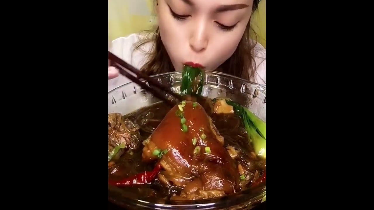 Eating pork elbow, pig's trotter, fried hot and sour noodles