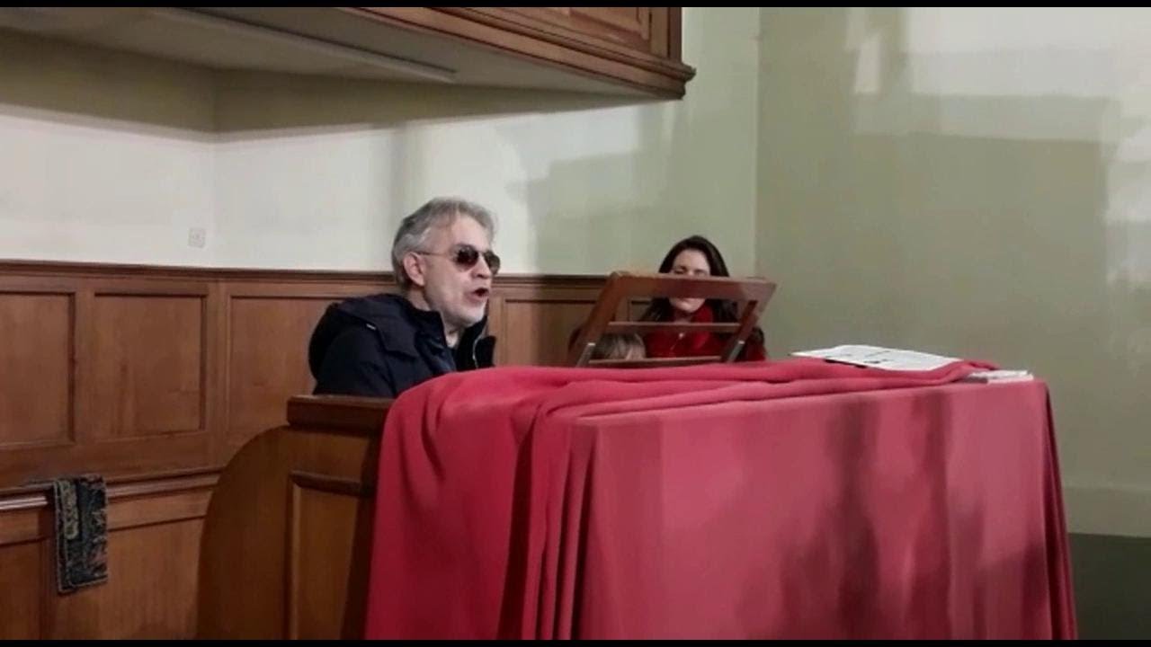 Versilia, sorpresa alla messa di Natale: Bocelli regala una performance di Astro del Ciel