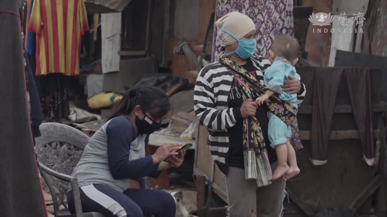 Distribusi bantuan di Bantar Gebang ( Yayasan Buddha Tzu Chi Indonesia - TNI - POLRI )