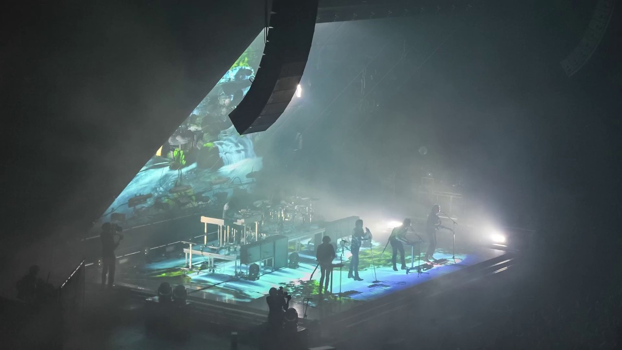 Slanted floating mirror and dazzling LED Floor for Phoenix Tour 'Ti Amo'