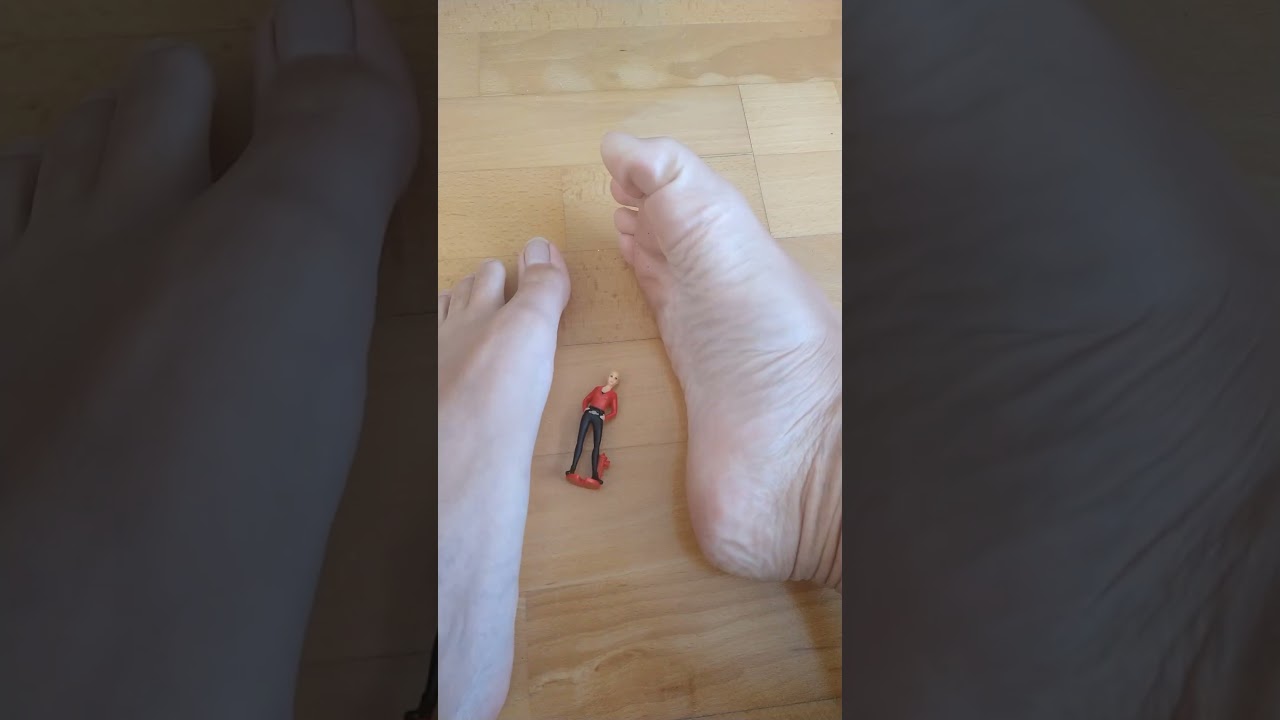 Crushing tiny girl 