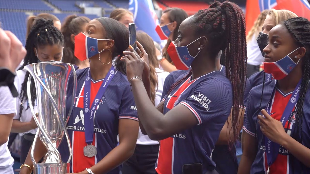 AU COEUR DE LA CÉLÉBRATION DES FÉMININES DU PSG!