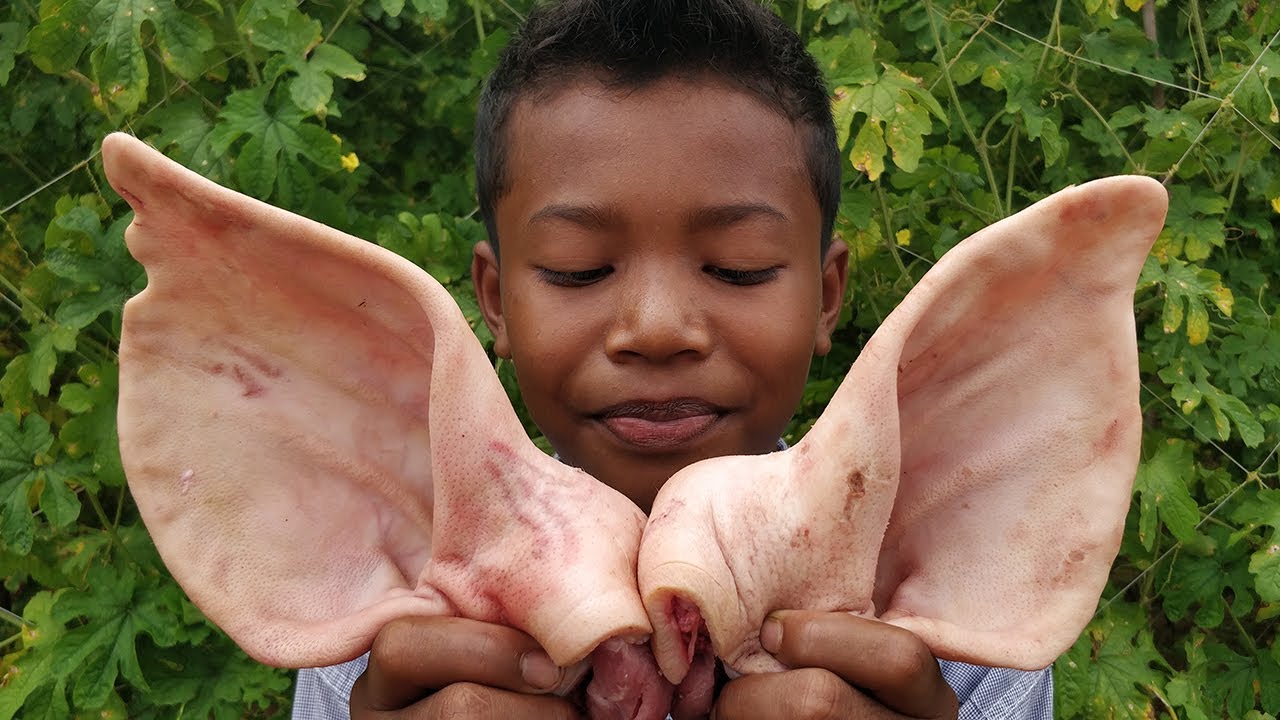 Mix Vegetable Stir Fried with Pig Ears / Eating Pig Ears