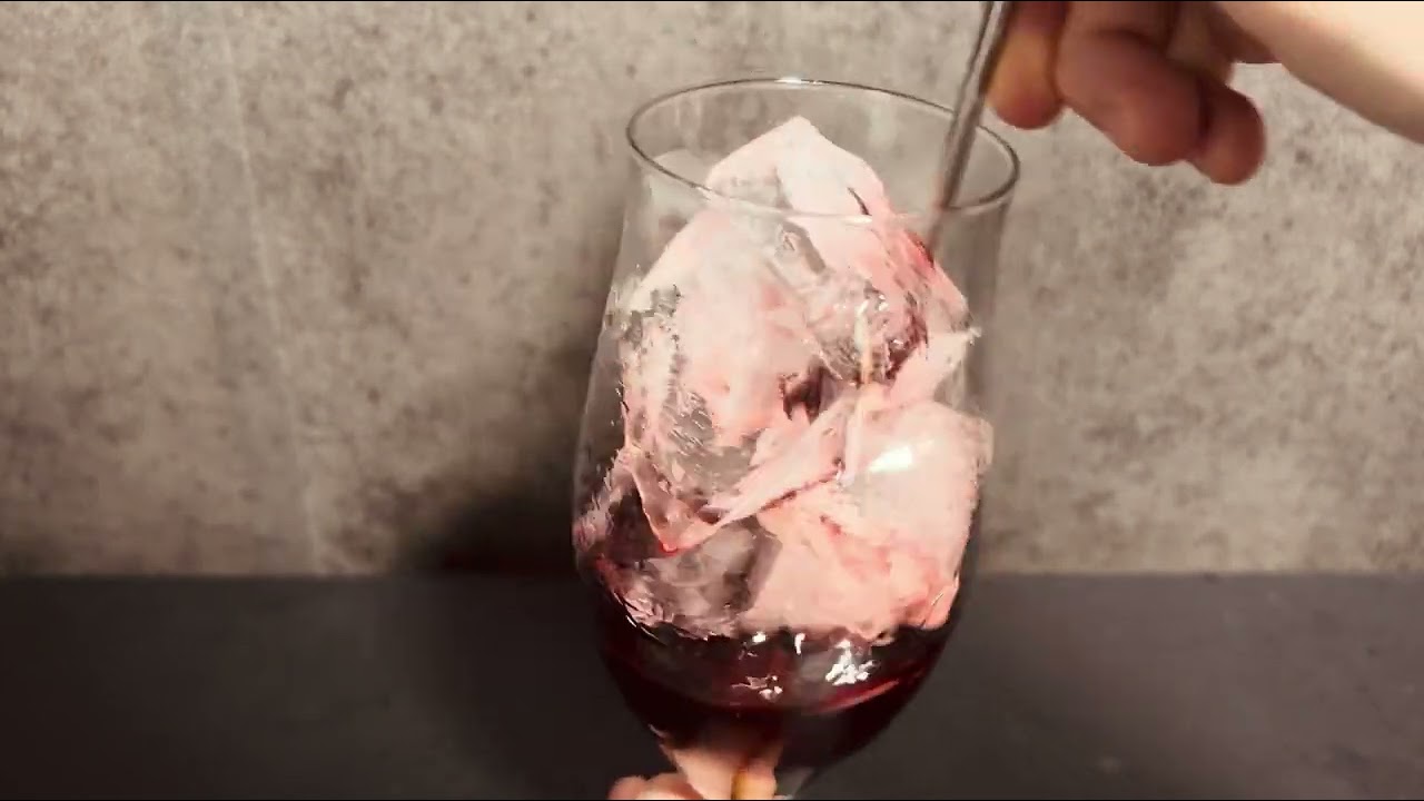 ただ「カシスウーロン」作って飲んでるだけの動画