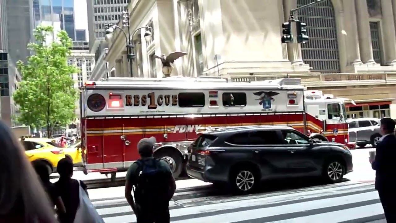 (HEADPHONE WARNING) @OfficialFDNY Rescue 1 aint happy that people aren't yielding!