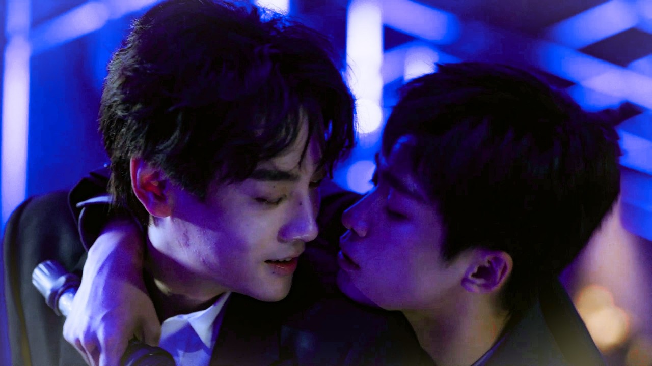 He opens up drunk and clings to him, and one careless move stirs the cold CEO instantly.
