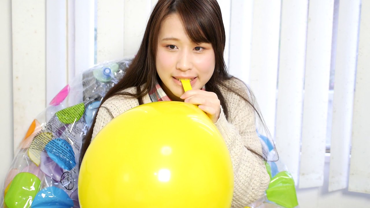ハーマンミラーのセラチェアに座って風船割りをする　balloonbust
