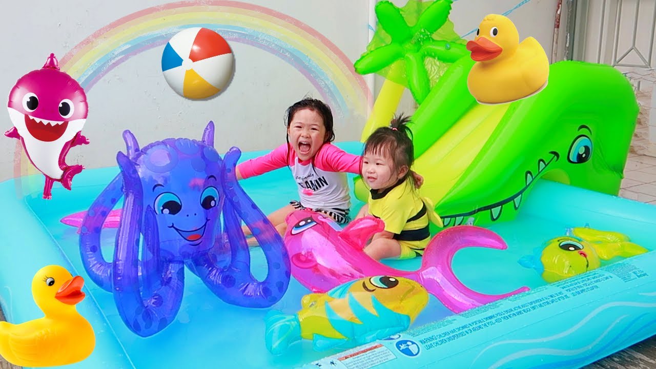 Membuka Kolam Renang Anak Balita Lucu - Bermain Perosotan Air