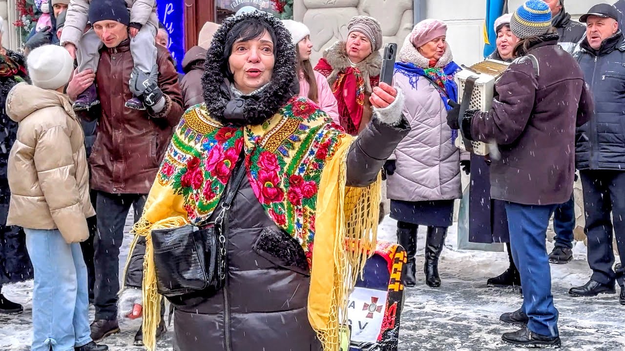 Пані і Західний вітер. Львів зима, центр. #львівплощаринок 