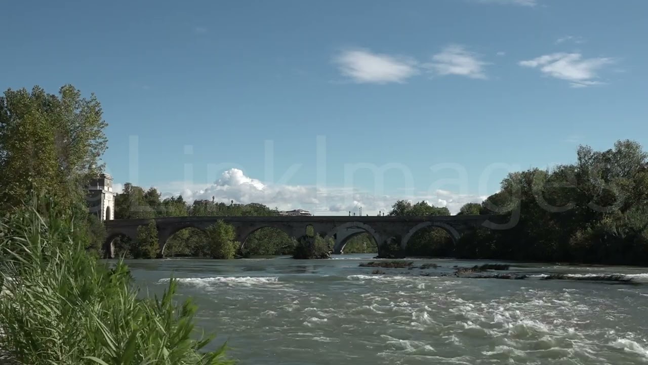 Roma, Ponte Milvio e fiume Tevere con cielo blu 1