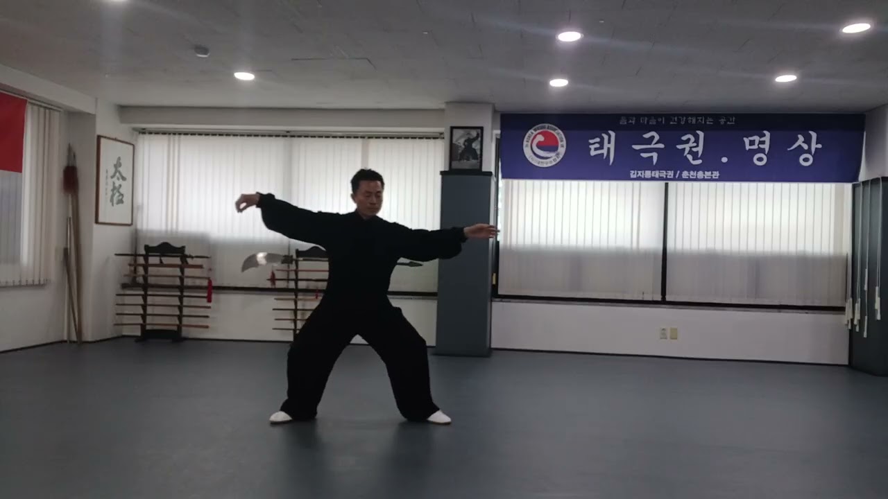 뿌리는 깊게. 움직임은 부드럽게 "전통양가태극권"