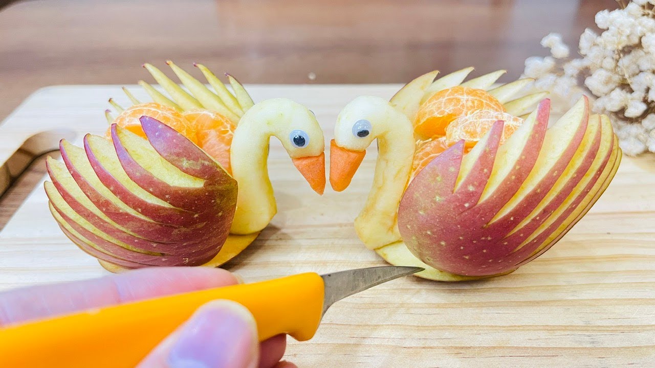 Elegantes Frucht Dessert – Schwan aus Apfel kunstvoll geschnitzt