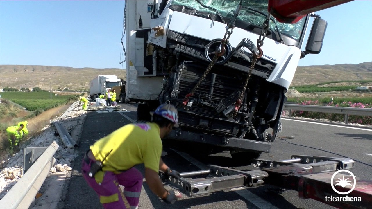 Rescate de camiones accidentados en autovía A7. Gruas La Variante y Gruas Gil