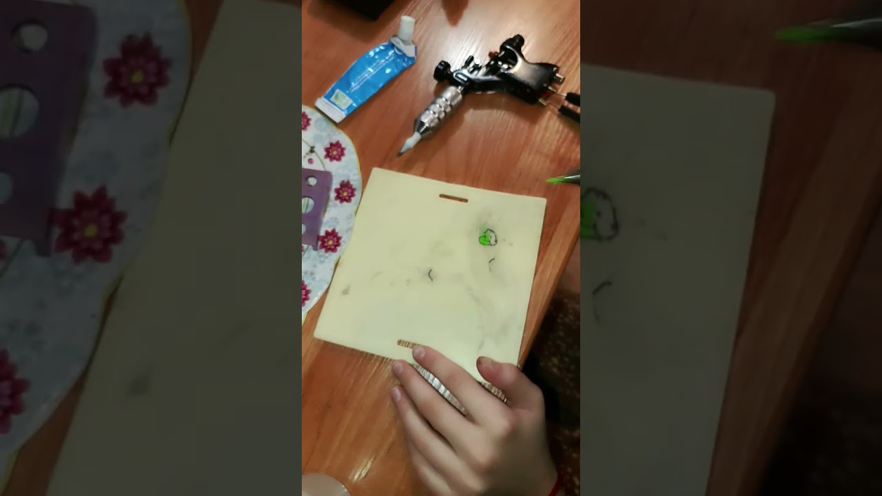 Дочка осваивает технику нанесения татуировки