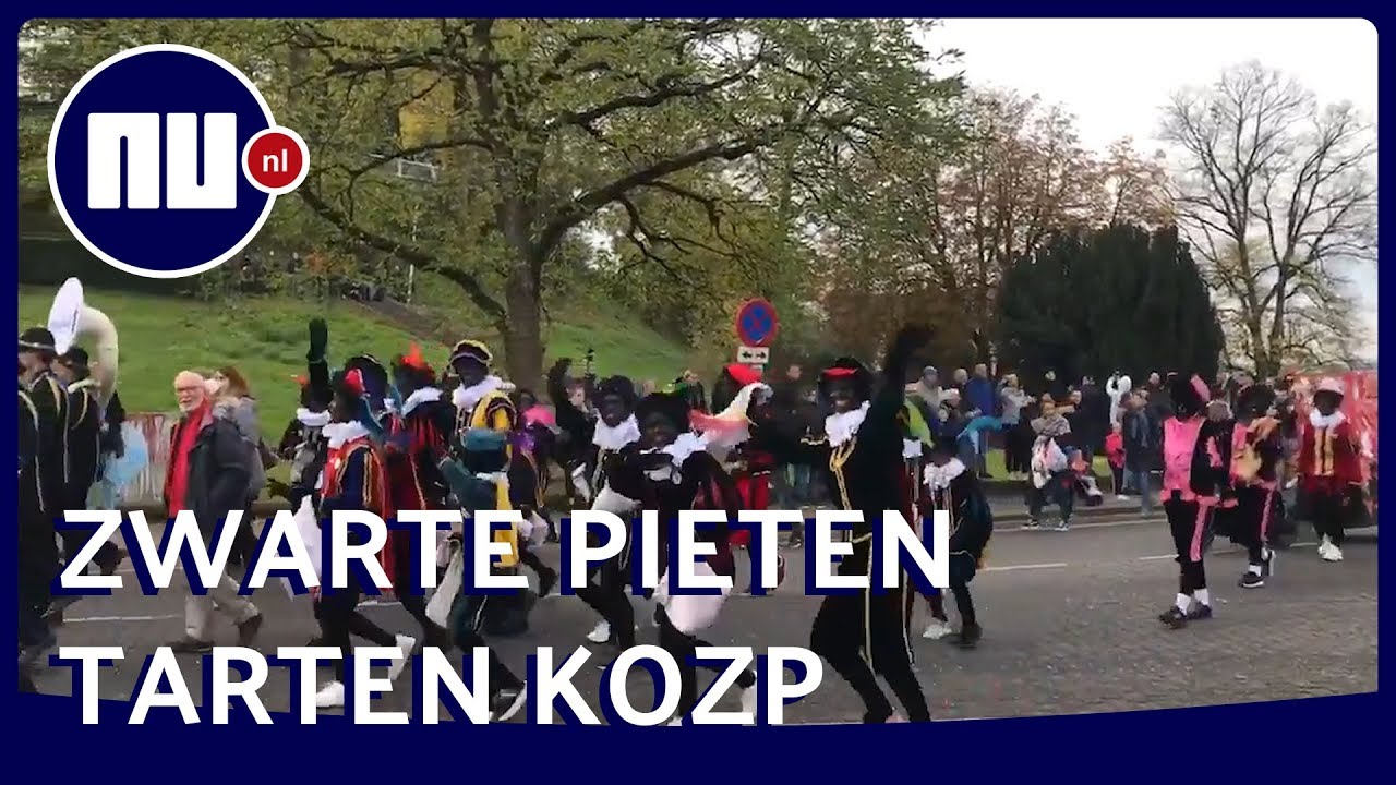 Zwarte Pieten zwaaien uitdagend naar Kick Out Zwarte Piet-demonstranten in Nijmegen | NU.nl