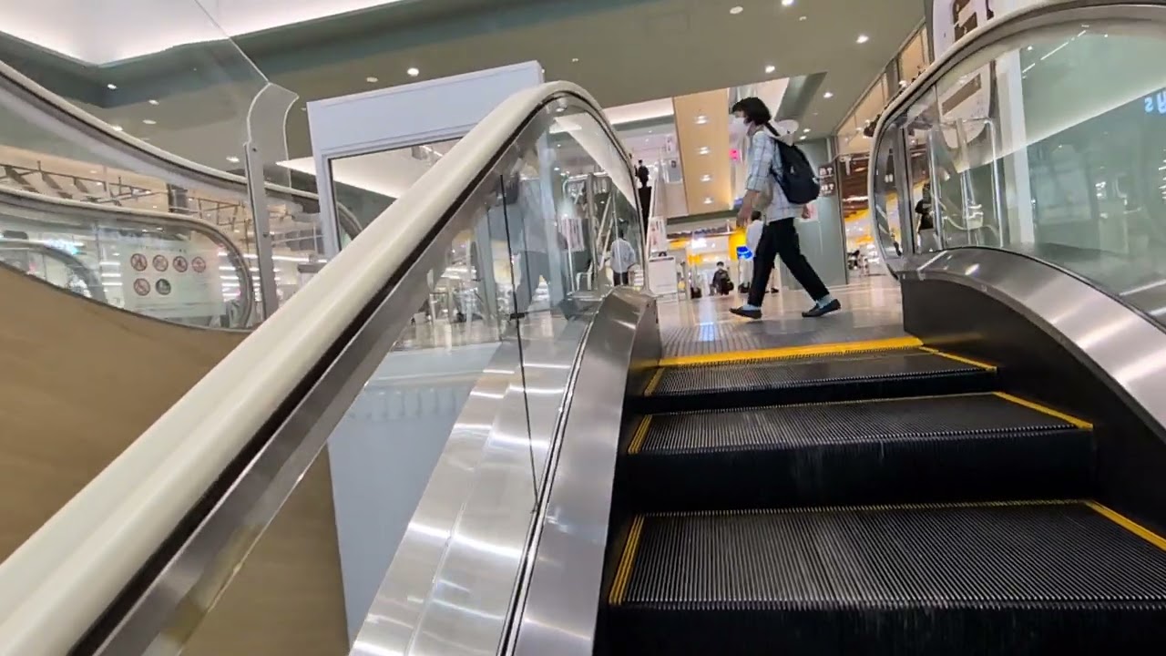 ヨークパーク　エスカレーター　上り