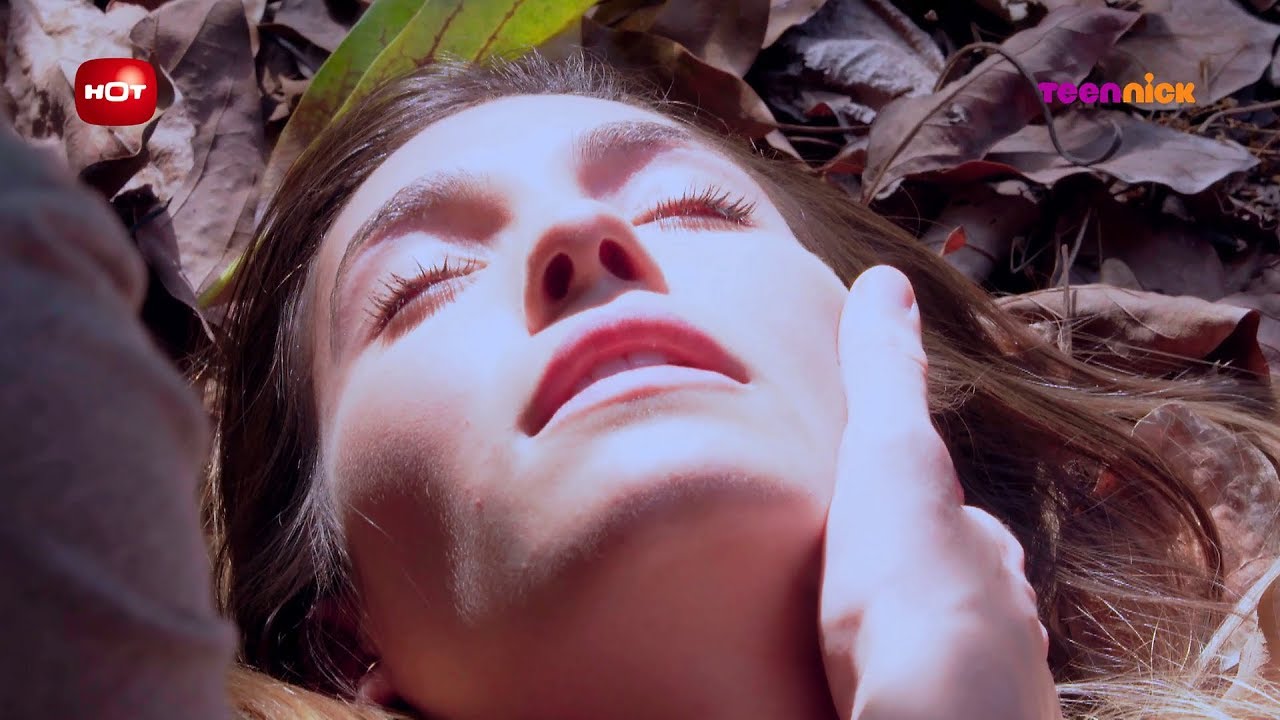 נעלמים 2: הרגעים הגדולים - אמה מבצעת את העסקה עם ורד ושותה מהמבחנה | טין ניק