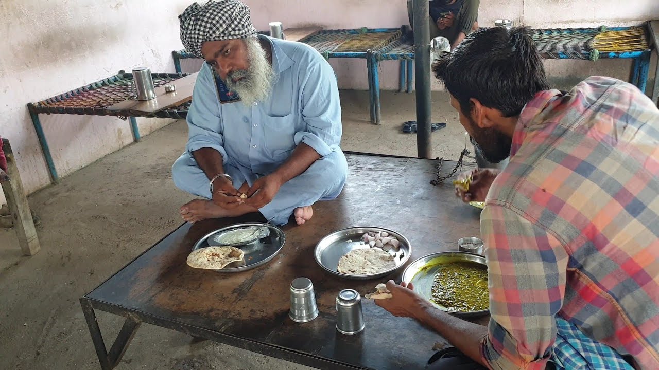 ek Driver sahaab dahi roti ek Driver sahaab daal roti khate huwe