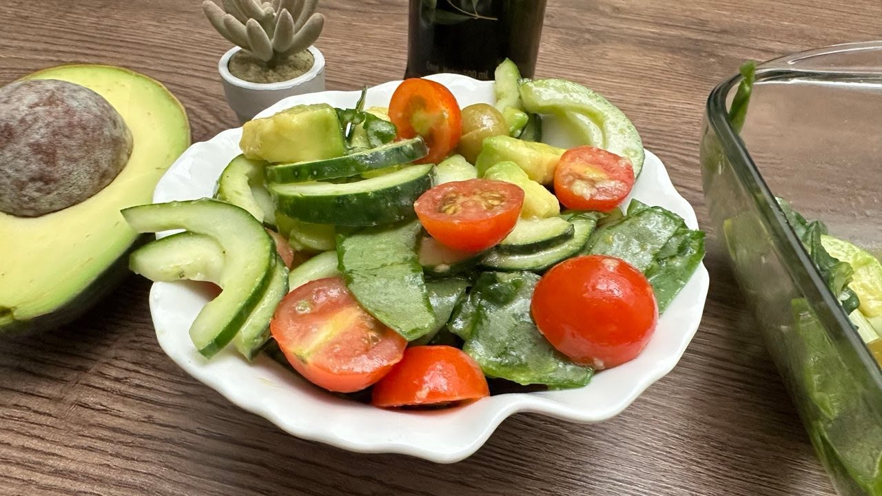 “Ensalada Vibrante Y Deliciosa Una Mezcla De Espinacas Frescas, Aguacate Cremoso”