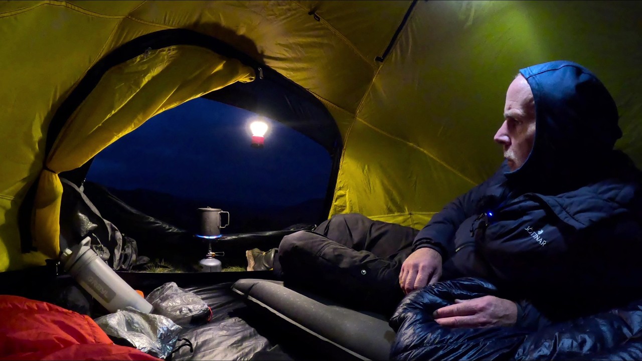 Тестирую зимнее снаряжение для кемпинга на вершине холма, продуваемого ветром.