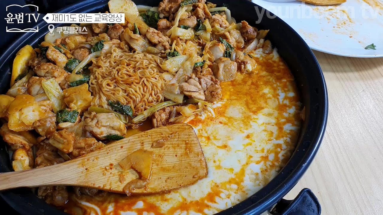 줄서서 사먹는 닭갈비 전문점을 때려 부셔봅시다.