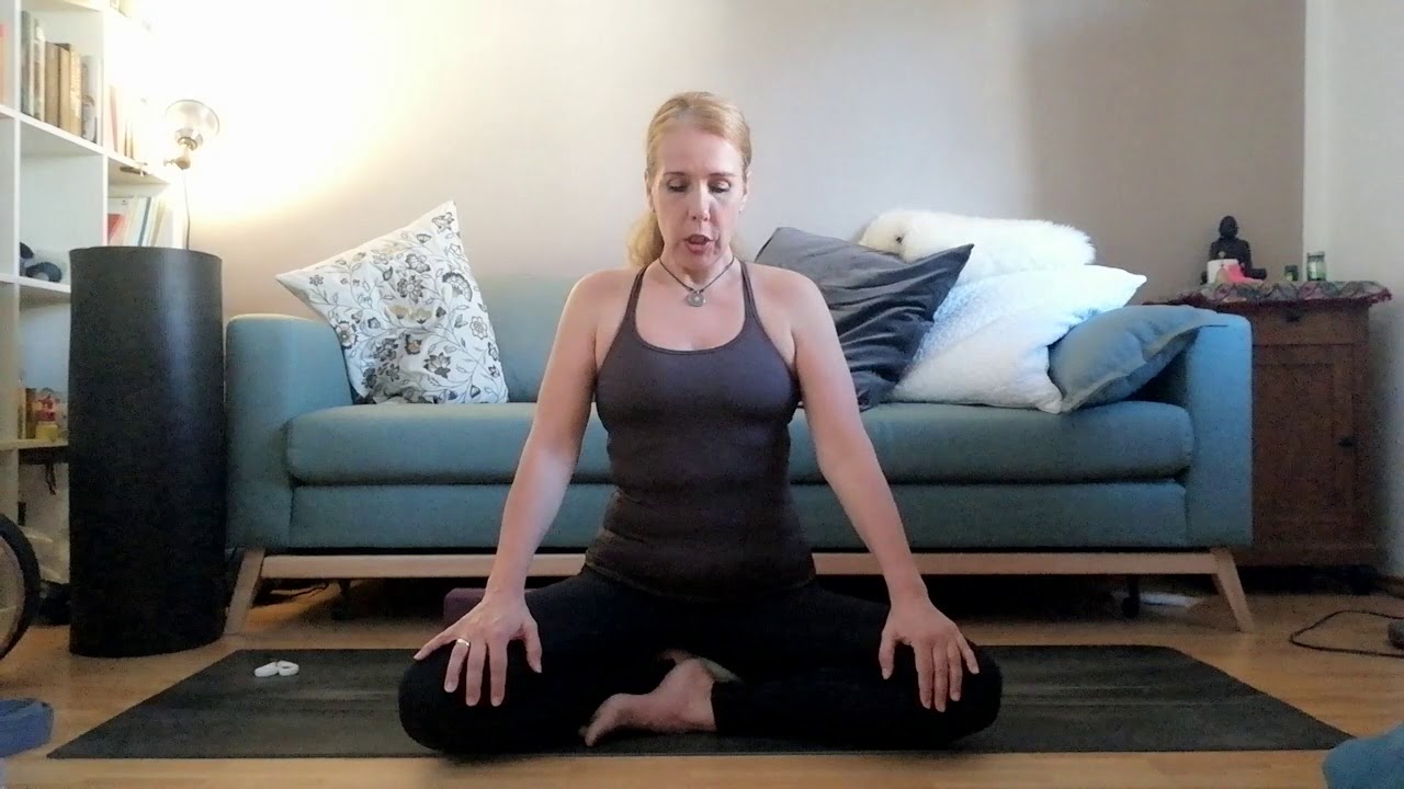 Pr&auml;natalyoga Sequenz am Boden