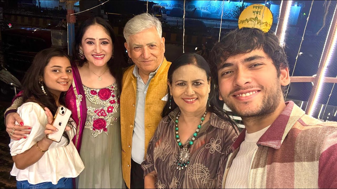 Mom Dad ki Anniversary !! Family outing and Dinner !! 🤗💕