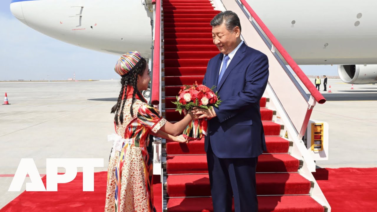 Xi Jinping Arrives in Xinjiang for 70th Anniversary Celebrations | Warm Welcome in Urumqi | APT